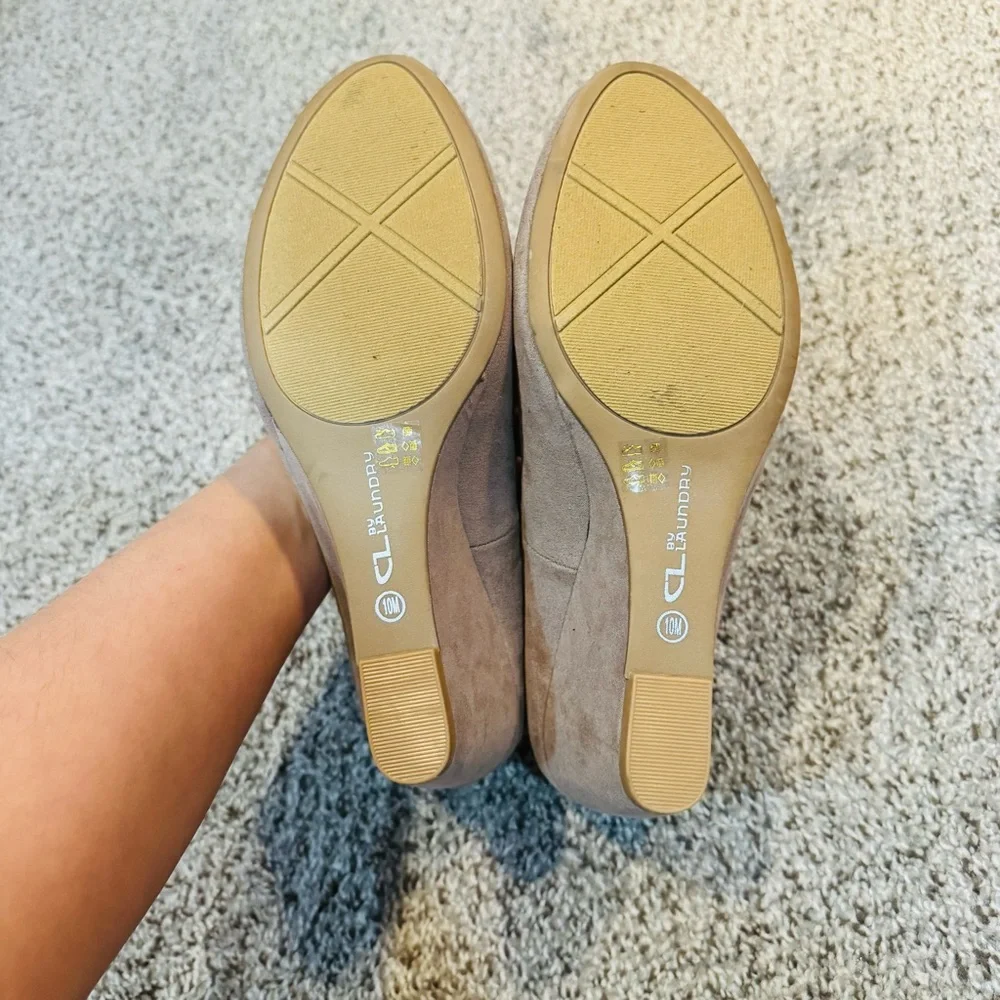 CL by Chinese Laundry Nima Wedge Pump Taupe Super Suede Like New Size 10